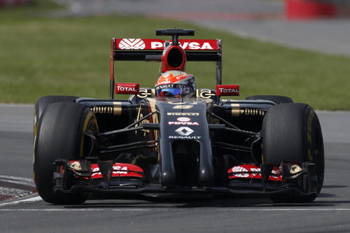 Romain Grosjean tuvo problemas en el alerón trasero