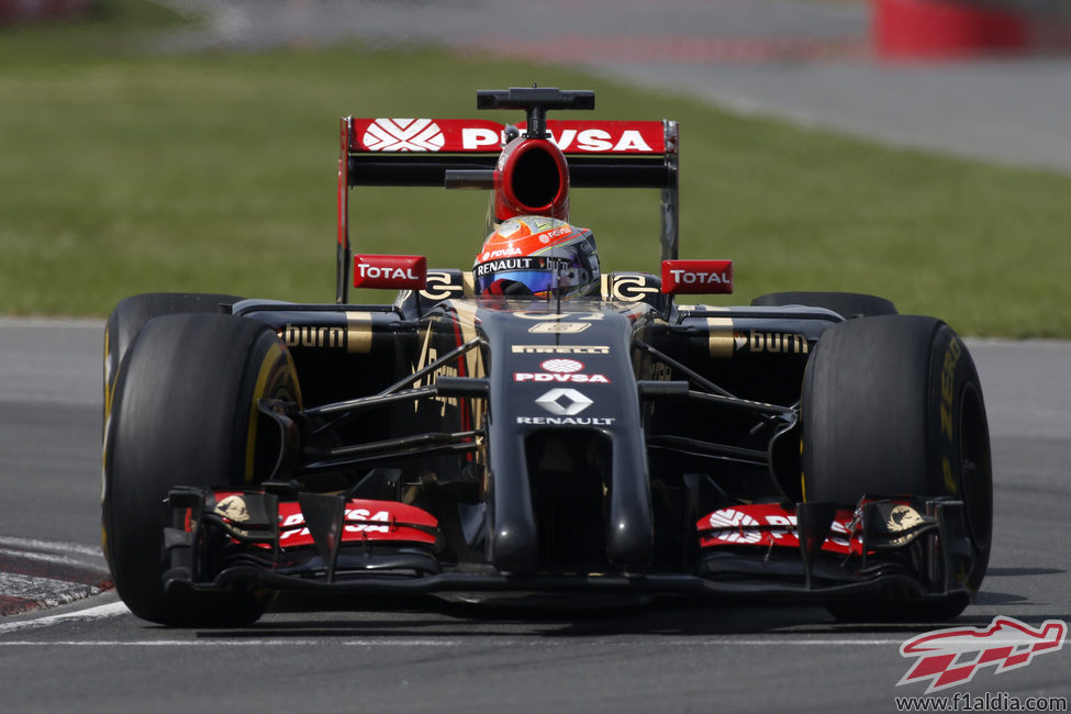 Romain Grosjean tuvo problemas en el alerón trasero
