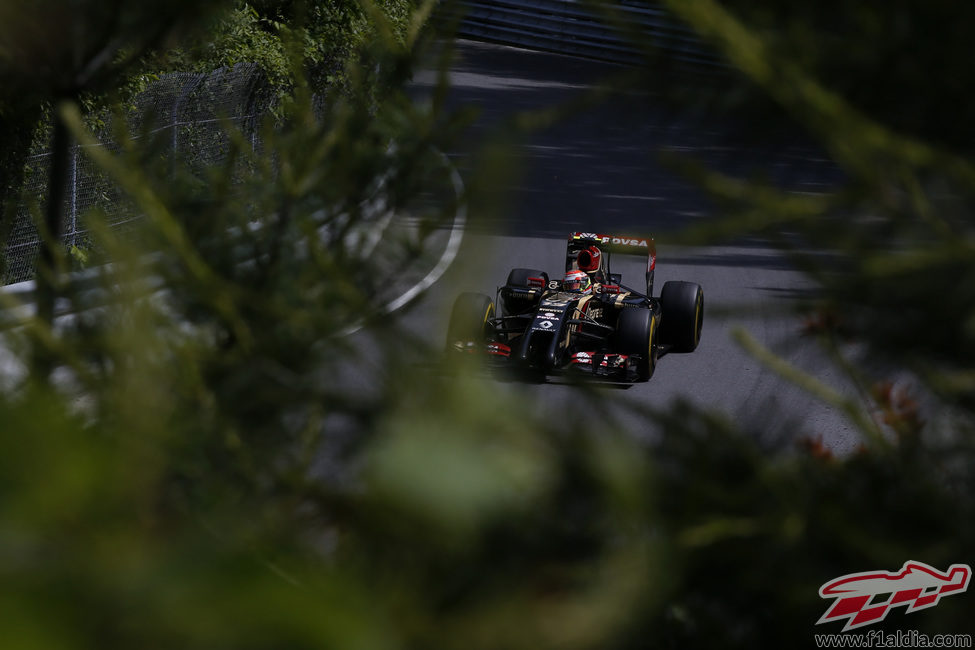 Pastor Maldonado avanza en Montreal