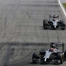 Jenson Button avanza por delante de Kevin Magnussen