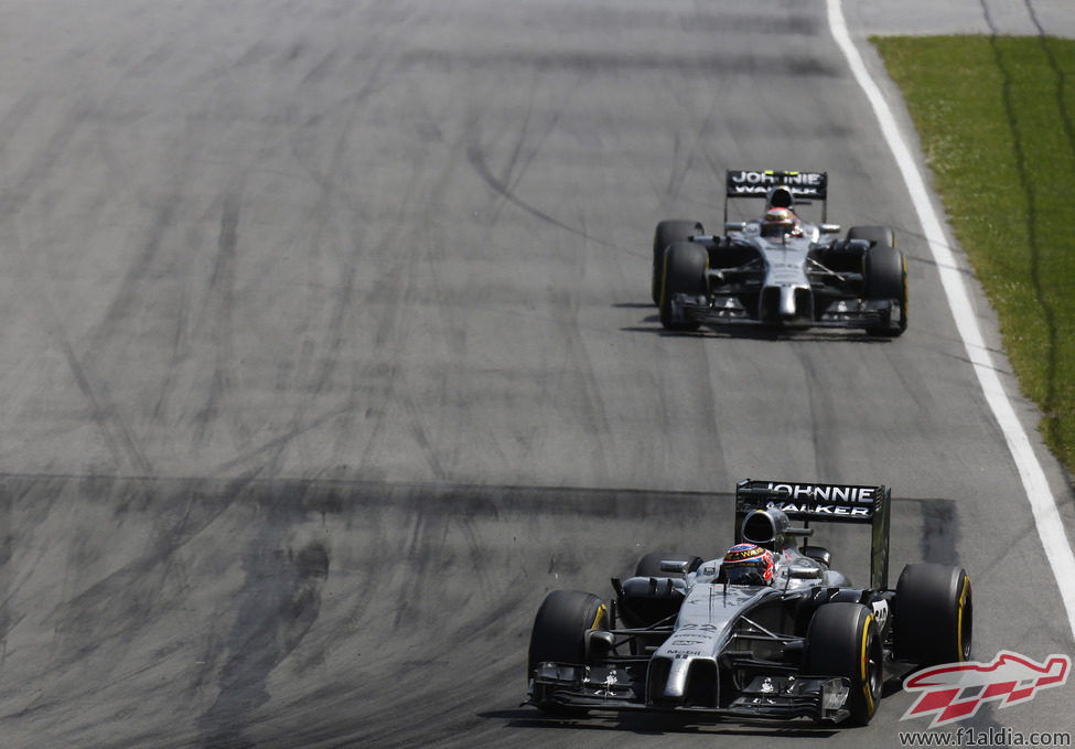 Jenson Button avanza por delante de Kevin Magnussen