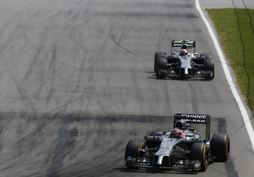 Jenson Button avanza por delante de Kevin Magnussen