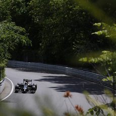 Kevin Magnussen avanza entre los árboles