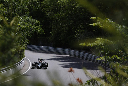 Kevin Magnussen avanza entre los árboles