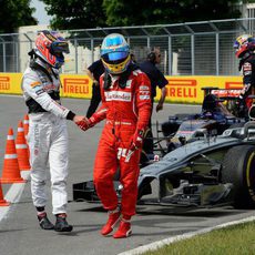 Fernando Alonso y Jenson Button se estrechan la mano