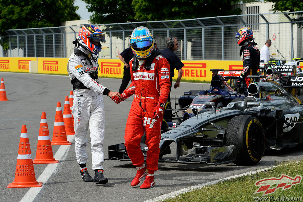 Fernando Alonso y Jenson Button se estrechan la mano