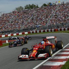 Fernando Alonso sale de una curva en Montreal