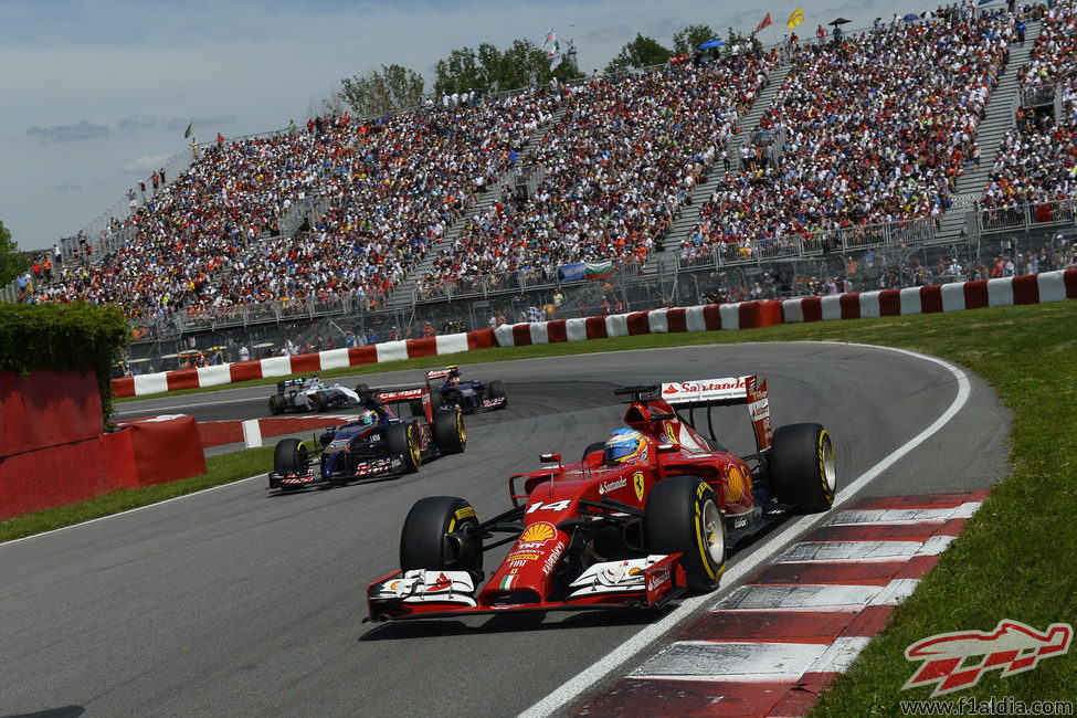 Fernando Alonso sale de una curva en Montreal