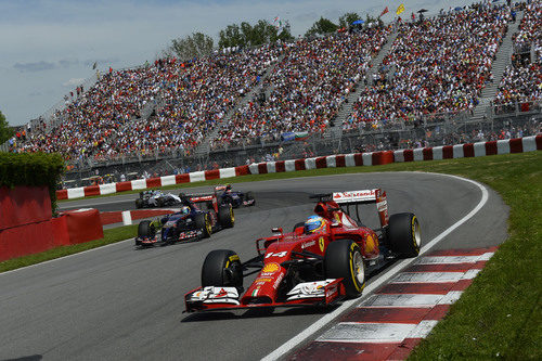 Fernando Alonso sale de una curva en Montreal