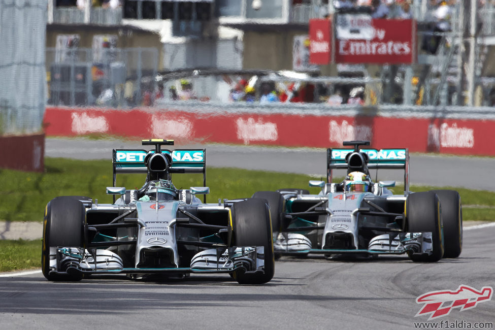 Nico Rosberg y Lewis Hamilton mantienen su lucha