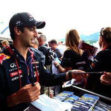 Ronda de autógrafos para Daniel Ricciardo