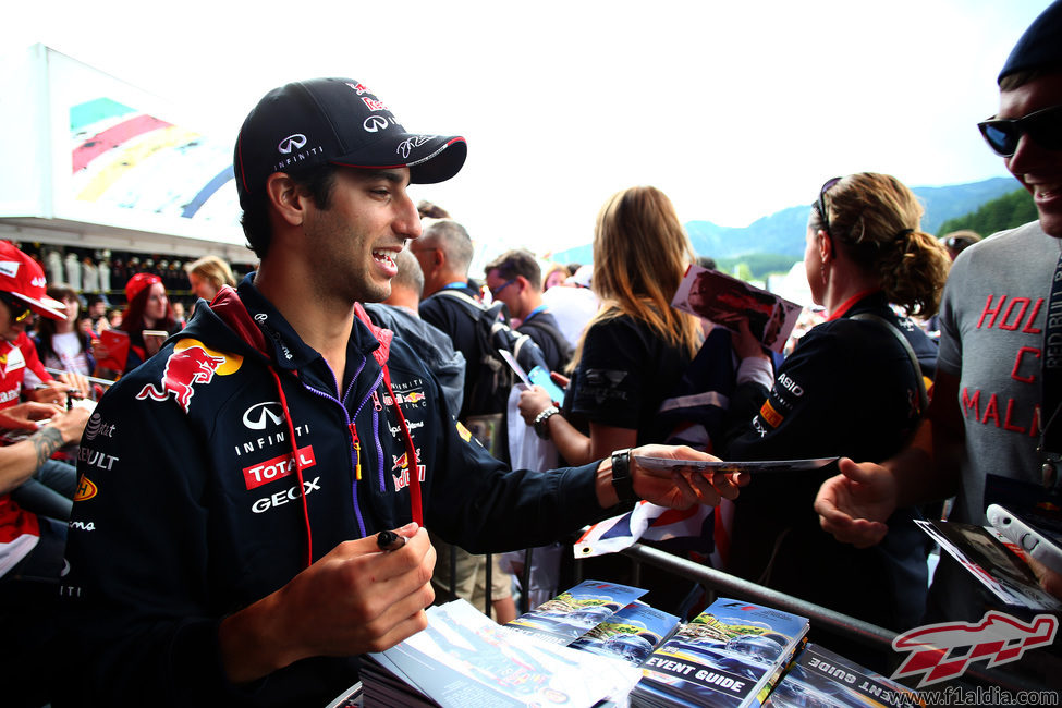 Ronda de autógrafos para Daniel Ricciardo