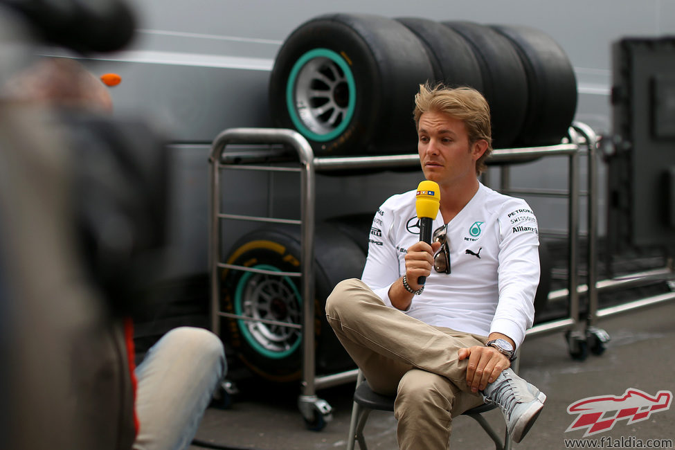 Nico Rosberg atiende a la prensa en Austria