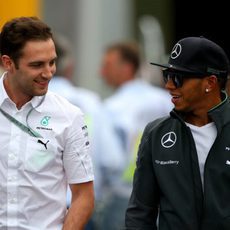 Lewis Hamilton charla con un compañero de Mercedes