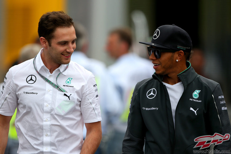 Lewis Hamilton charla con un compañero de Mercedes