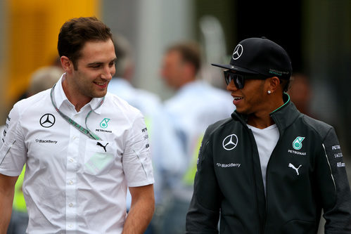 Lewis Hamilton charla con un compañero de Mercedes
