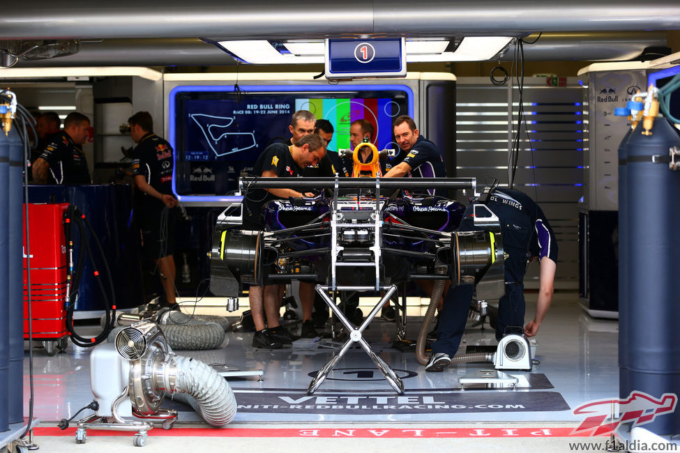 Red Bull trabaja en el box en Austria