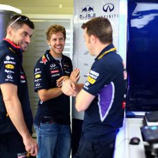 Sebastian Vettel habla con el equipo