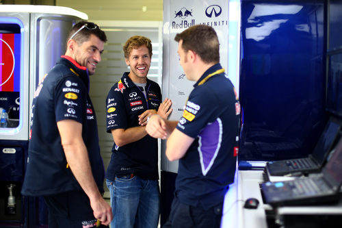 Sebastian Vettel habla con el equipo