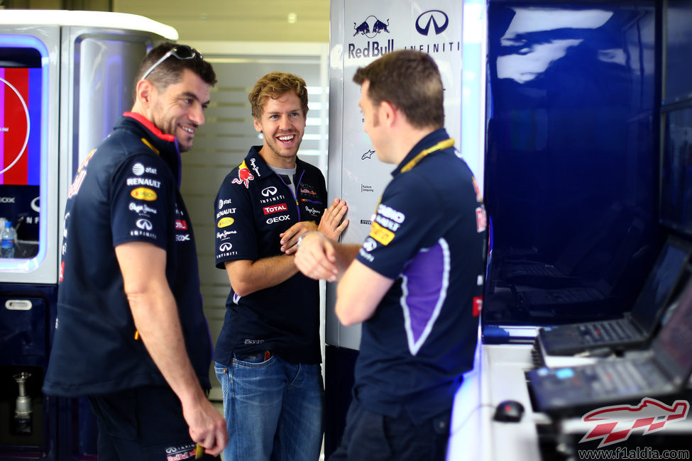 Sebastian Vettel habla con el equipo