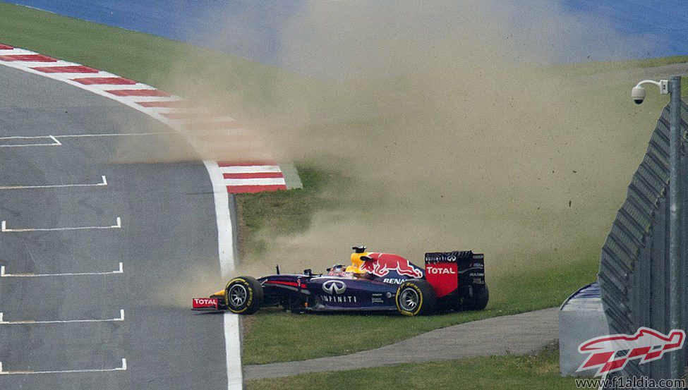 Sebastian Vettel estuvo a punto de impactar contra el muro