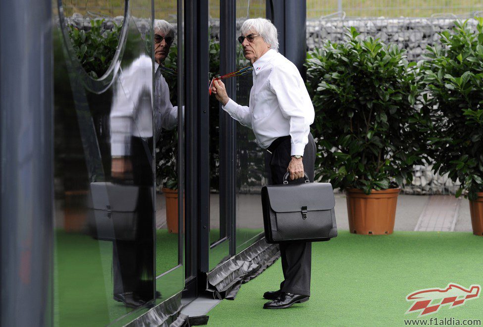 Bernie Ecclestone llega a su motorhome en Austria