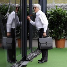 Bernie Ecclestone llega a su motorhome en Austria