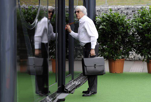 Bernie Ecclestone llega a su motorhome en Austria
