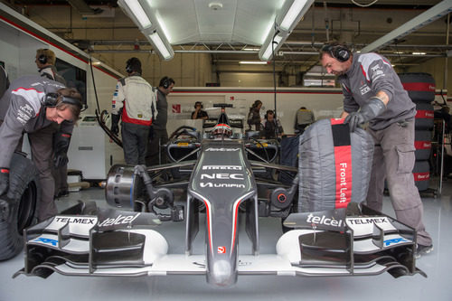 Adrian Sutil a punto de salir a la pista