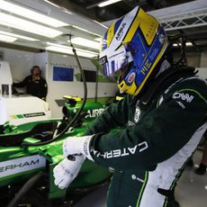 Marcus Ericsson preparándose para subir al coche