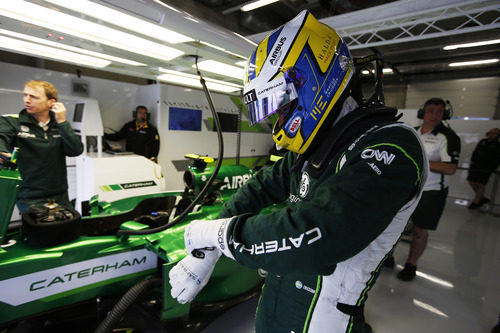 Marcus Ericsson preparándose para subir al coche
