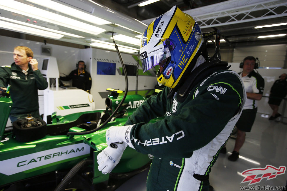 Marcus Ericsson preparándose para subir al coche