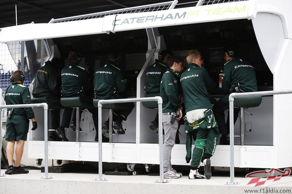 Marcus Ericsson en el muro del equipo