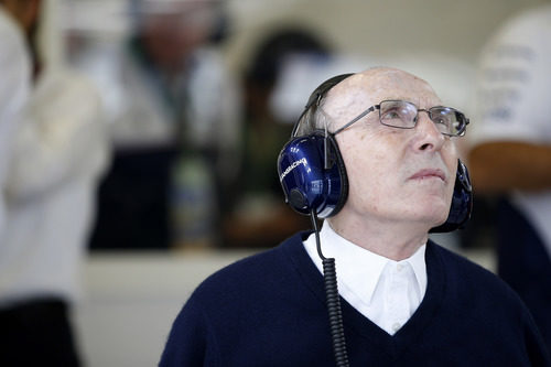 Sir Frank Williams atento a los tiempos de sus pilotos