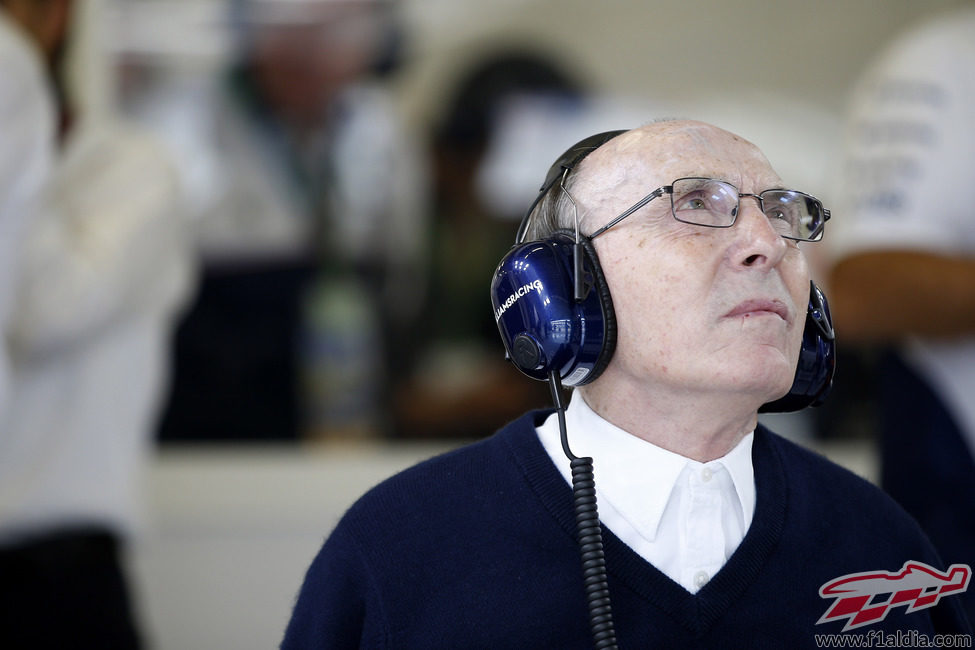 Sir Frank Williams atento a los tiempos de sus pilotos