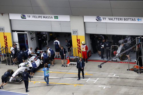 Felipe Massa volviendo al garaje