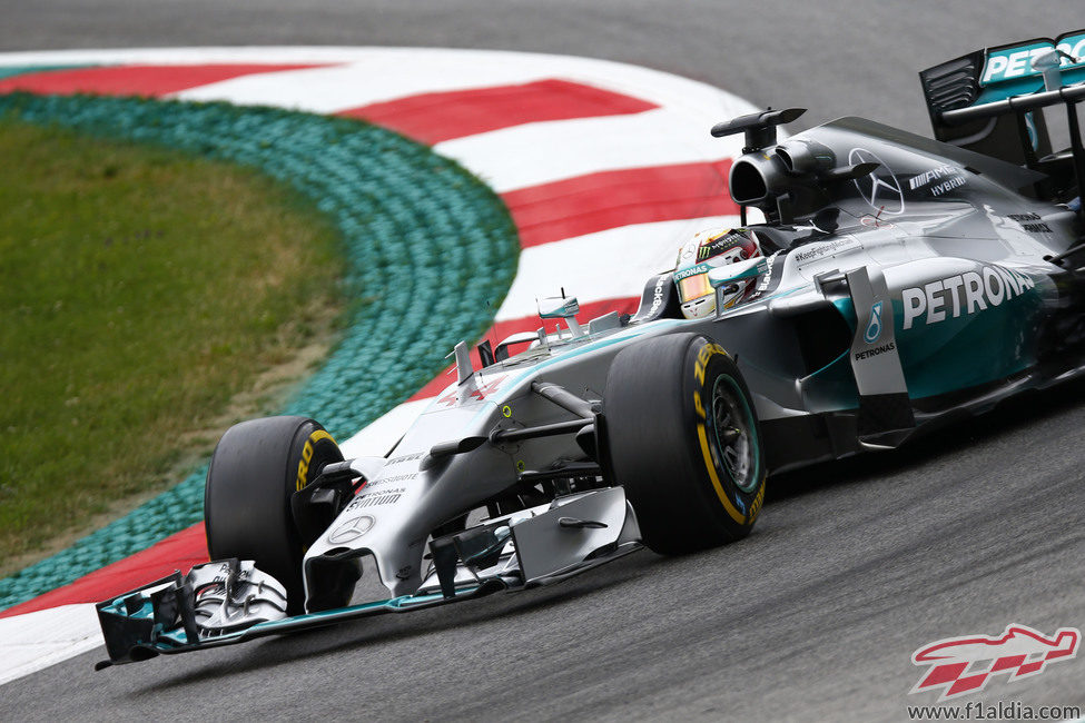 Lewis Hamilton comienza el fin de semana con buen pie