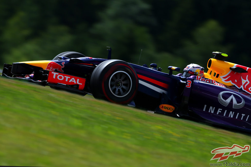 Daniel Ricciardo con dificultades en la última curva