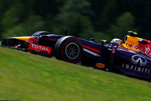 Daniel Ricciardo con dificultades en la última curva