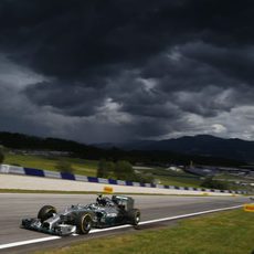 Nico Rosberg rueda bajo un cielo encapotado