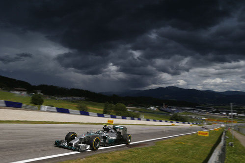 Nico Rosberg rueda bajo un cielo encapotado