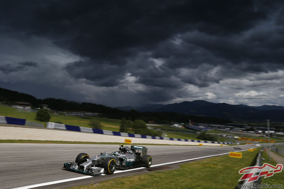 Nico Rosberg rueda bajo un cielo encapotado