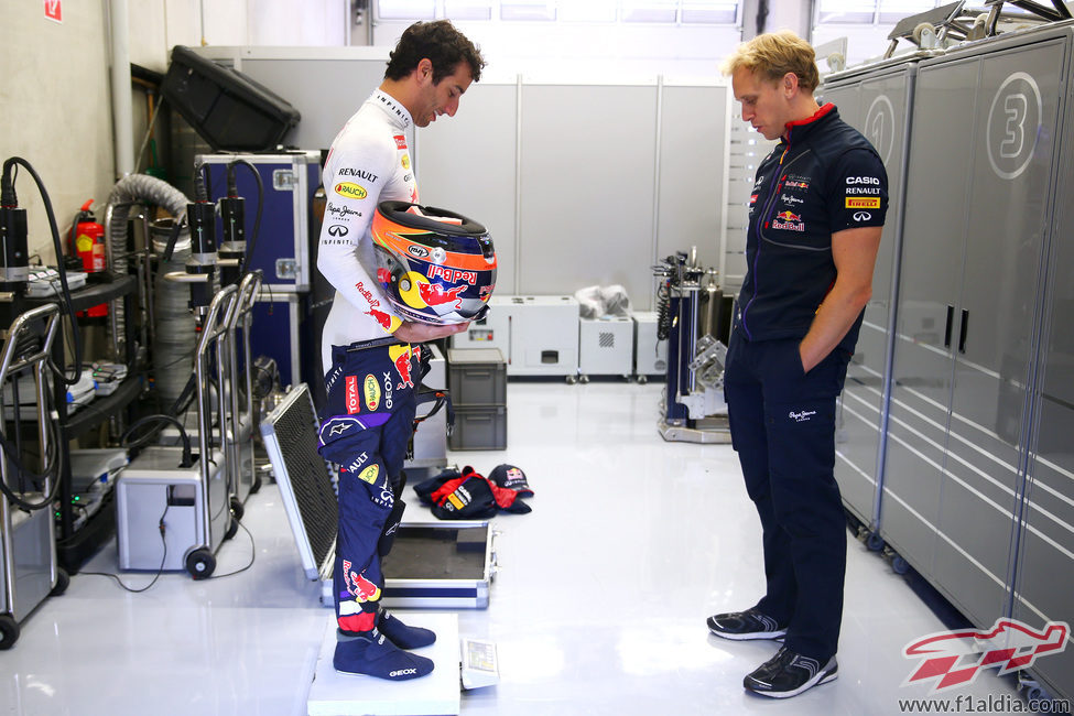 Daniel Ricciardo pesándose tras la sesión