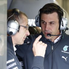 Toto Wolff charla con un miembro de Mercedes