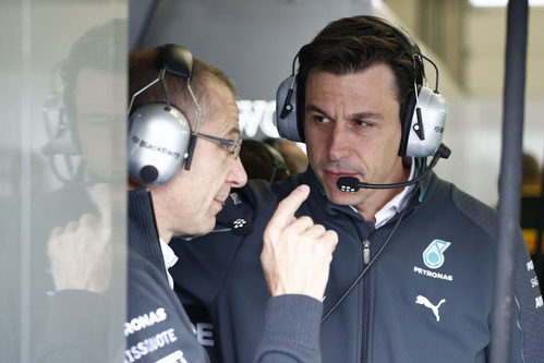 Toto Wolff charla con un miembro de Mercedes