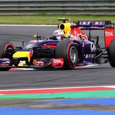 Daniel Ricciardo trazando una curva del Red Bull Ring