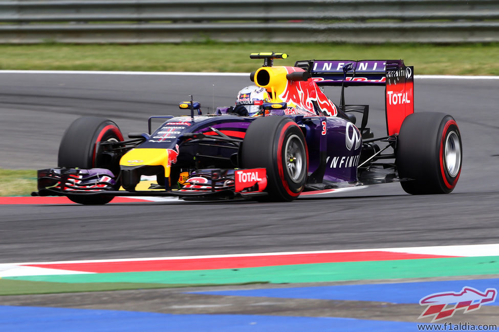 Daniel Ricciardo trazando una curva del Red Bull Ring