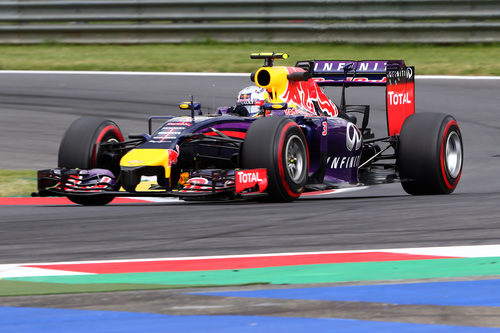 Daniel Ricciardo trazando una curva del Red Bull Ring