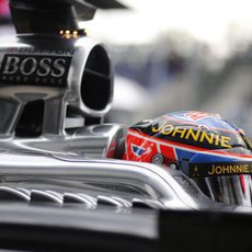 Jenson Button sale de boxes con el monoplaza