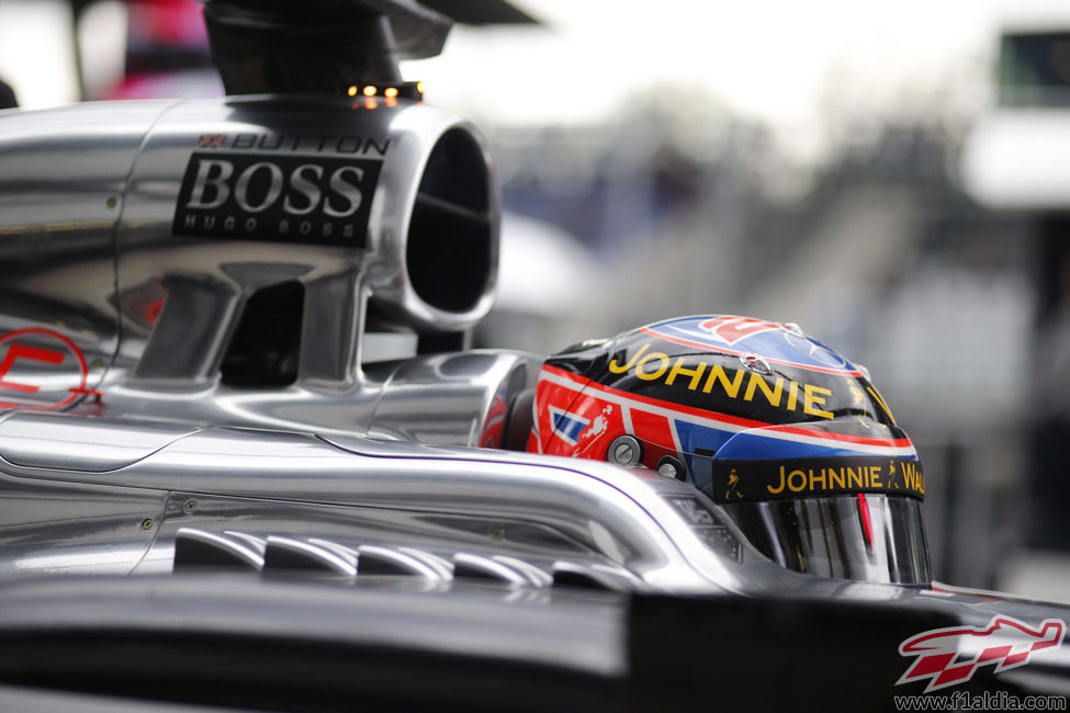 Jenson Button sale de boxes con el monoplaza